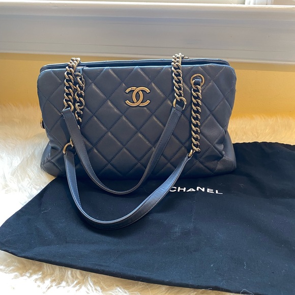 Authentic Chanel tote - Picture 3 of 16